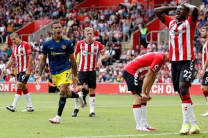 MU chia điểm bạc nhược, Tottenham thắng trận thứ hai