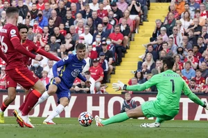 Thi đấu thiếu người, Chelsea ‘gồng mình’ kiếm điểm trên sân Liverpool