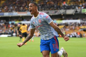 MU thắng nghẹt thở tại Molineux, Tottenham lên ngôi đầu bảng