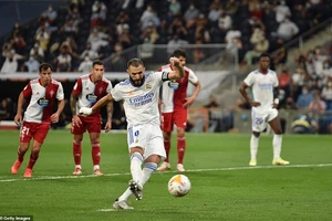 Benzema lập hat-trick, Real Madrid thắng ngược Celta Vigo lên đầu bảng