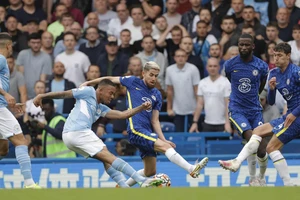 Man. City hạ gục Chelsea, Liverpool ngồi im vẫn hưởng lợi