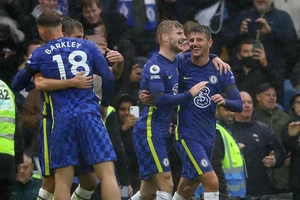 Hai lần bị từ chối bàn thắng, Chelsea thắng kịch tính lên ngôi đầu bảng