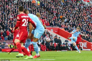 Liverpool và Man. City rượt đuổi ngoạn mục, Chelsea hưởng lợi