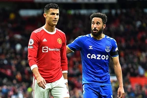 Sao Everton kể chuyện đổi áo với Ronaldo, huyền thoại MU bênh vực Solskjaer
