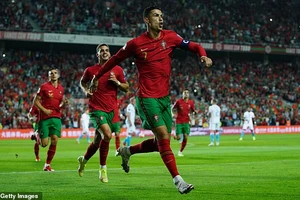Fernando Santos quyết giữ cựu binh, Ronaldo nói gì về kỷ lục mới? 