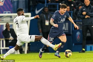 Messi “tịt ngòi”, PSG ngược dòng 15 phút cuối hạ ĐKVĐ Lille