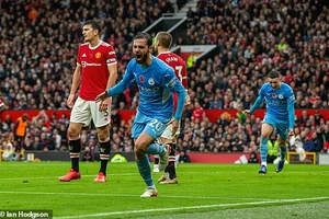 Ronaldo 'đứng hình', MU bế tắc toàn tập trước Man. City