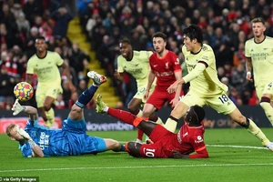 Hàng công tỏa sáng, Liverpool cắt đứt chuỗi 10 trận bất bại của Arsenal