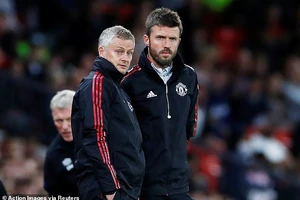 Carrick muốn tặng chiến thắng đầu tiên cho Solskjaer