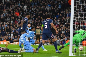 Pep Guardiola nói gì về màn lội ngược dòng hạ PSG tại Etihad? 