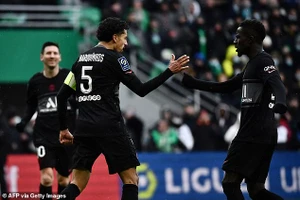 Messi lập hat-trick kiến tạo giúp PSG lội ngược dòng