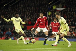 Ronaldo vượt mốc 800 bàn thắng giúp MU ngược dòng thắng Arsenal