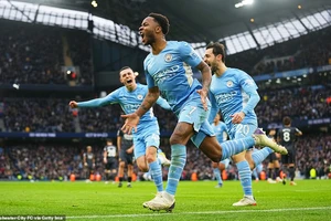 Sterling ghi bàn 100 tại Premier League, Man. City giữ vững ngôi đầu