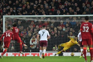 Liverpool, Chelsea cùng thắng khó để bám đuổi Man. City