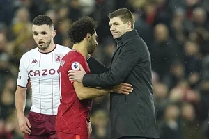 Gerrard chọc ghẹo Owen trong ngày trở về sân Anfield