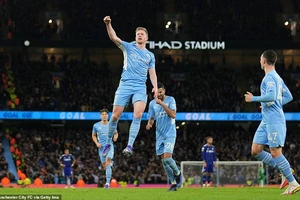 ‘Hủy diệt’ Leeds United 7 bàn, Man. City lên đầu bảng