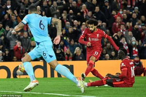 Liverpool tiếp tục đeo bám Man. City, Chelsea sẩy chân 