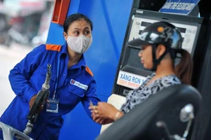 Giá xăng giảm 136 đồng/lít từ 15 giờ hôm nay