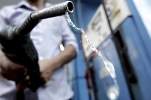 Chiều nay, giữ giá xăng tăng giá dầu