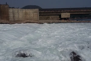 Cận cảnh nước thải đổ ra biển ở nhiệt điện Vũng Áng 1