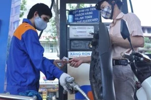 Giá xăng giảm 665 đồng/lít từ 15 giờ hôm nay