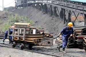 Vinacomin chi hàng chục tỉ làm kỷ niệm chương bằng bạc?