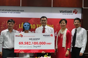 Người trúng Vietlott đội tóc giả nhận thưởng 69 tỉ đồng