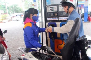 Giữ nguyên giá xăng, giá dầu giảm nhẹ