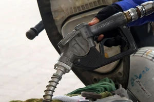 Giá xăng giảm hơn 700 đồng/lít từ 15 giờ hôm nay