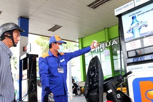 Giá xăng giảm mạnh từ 15 giờ hôm nay