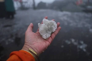 Đỉnh Fansipan bất ngờ có tuyết rơi