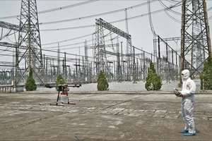 COVID-19: Ngành điện sử dụng thiết bị bay phun thuốc khử khuẩn