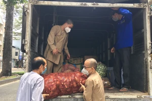 Doanh nghiệp hỗ trợ gạo, thực phẩm vượt qua dịch COVID-19