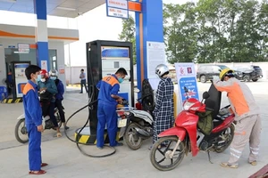 Từ 18 giờ hôm nay, Petrolimex bất ngờ giảm 500 đồng/lít xăng dầu