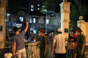 Người nhà tiếp tế đồ đạc trong đêm ở ổ dịch Bệnh viện Việt Đức