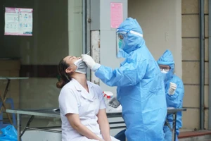  Loạn giá kít xét nghiệm COVID-19, 'tội cho dân lắm'