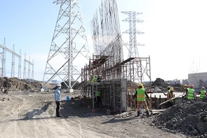 Thi công đường dây 500kV Vân Phong – Vĩnh Tân xuyên tết