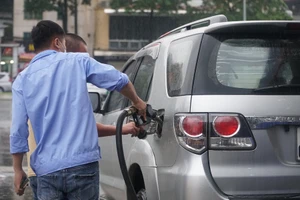 Giá xăng tăng vọt lên gần 27.000 đồng/lít