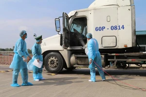 Quảng Ninh: Mở lại cầu phao thông hàng qua Trung Quốc