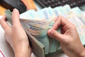 Ép khách mua bảo hiểm khi vay tiền ngân hàng là vi phạm