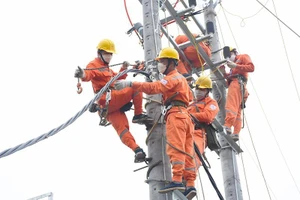 Nắng nóng gay gắt, tiêu thụ điện tăng cao gây mất điện ở phía Bắc