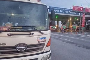 Barie trạm thu phí đập vỡ kính ô tô, tài xế lo không được bồi thường