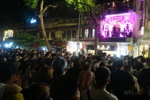 Khán giả ùn ùn đến hồ Hoàn Kiếm xem liveshow 'Góc ban công' của Tuấn Hưng