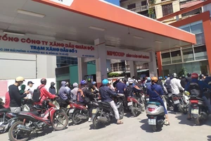 Hà Nội: Người dân ùn ùn đi đổ xăng, có cửa hàng phải tạm ngừng bán