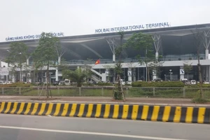 1 hành khách Thái Lan trèo qua lan can ở sân bay Nội Bài