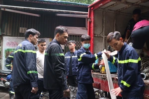 Cháy chung cư mini ở Hà Nội: Cứu được hơn 70 người, đưa đi cấp cứu 54 người