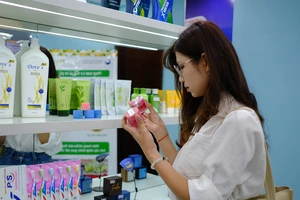 Mỹ phẩm, thời trang, phụ tùng xe máy bị làm giả tinh vi