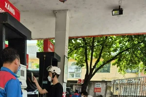 Khách mua xăng báo đã chuyển khoản, nhưng tiền mãi chưa về: Trách nhiệm ai gánh?