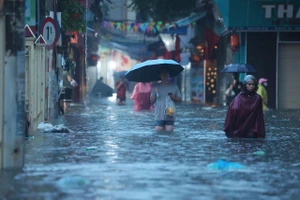 Người dân Hà Nội trải qua một đêm khó quên với trận mưa lụt lịch sử