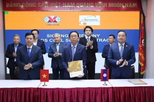 Đại diện TKV ký kết Hợp đồng mua bán than với doanh nghiệp của Lào